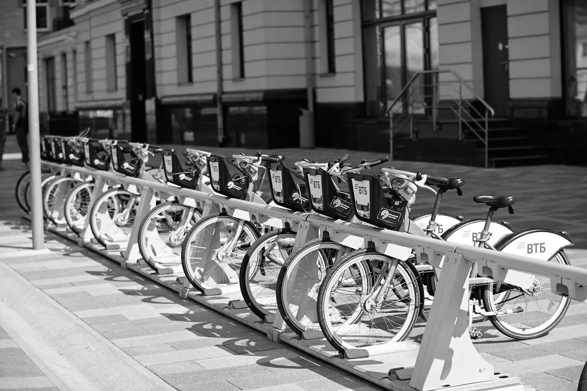 Emplacements pour vélos conformes aux normes de construction neuve avec points d'ancrage