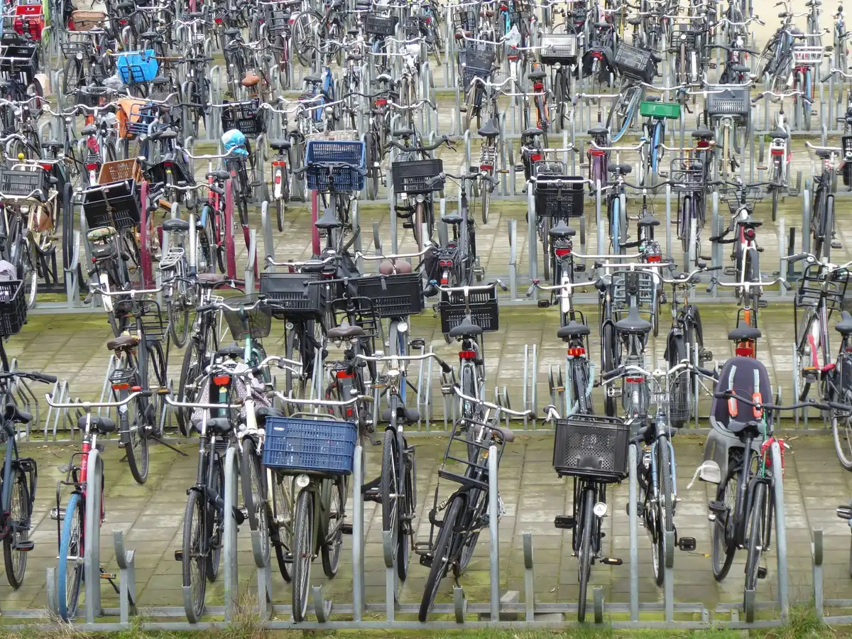 Équipements de rangement pour vélos en parking souterrain avec systèmes de stabilisation