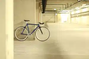 Local sécurisé pour vélos en immeuble avec rangements fixes et espace d'accès