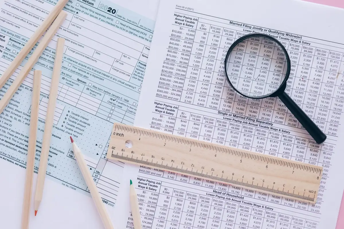 Calcul d'impôt sur le revenu avec barème fiscal et documents administratifs