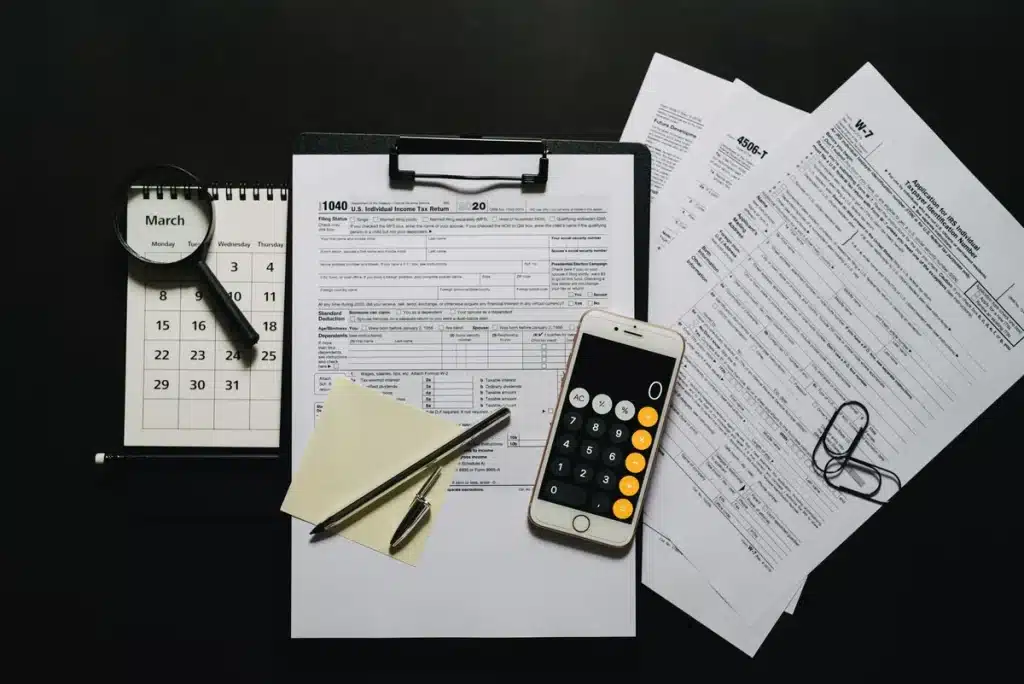Documents fiscaux, calculatrice et relevés financiers sur un bureau