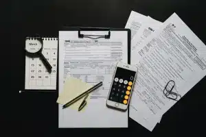 Documents fiscaux, calculatrice et relevés financiers sur un bureau