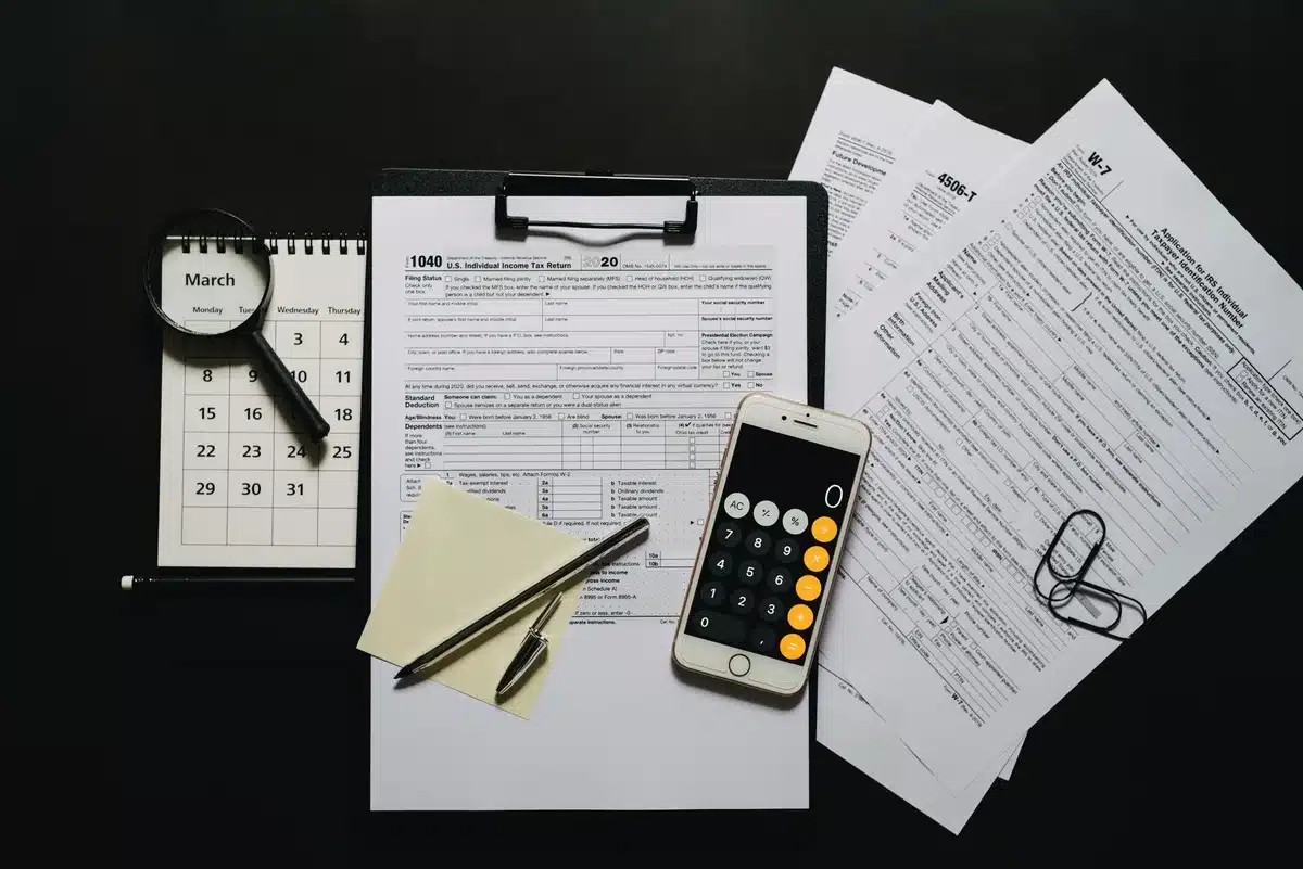 Documents fiscaux, calculatrice et relevés financiers sur un bureau