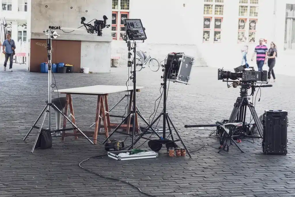 Équipe de tournage installant l'éclairage et les câbles dans un salon résidentiel