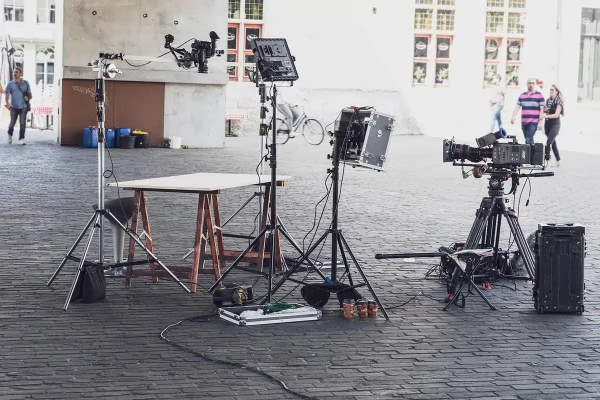 Équipe de tournage installant l'éclairage et les câbles dans un salon résidentiel