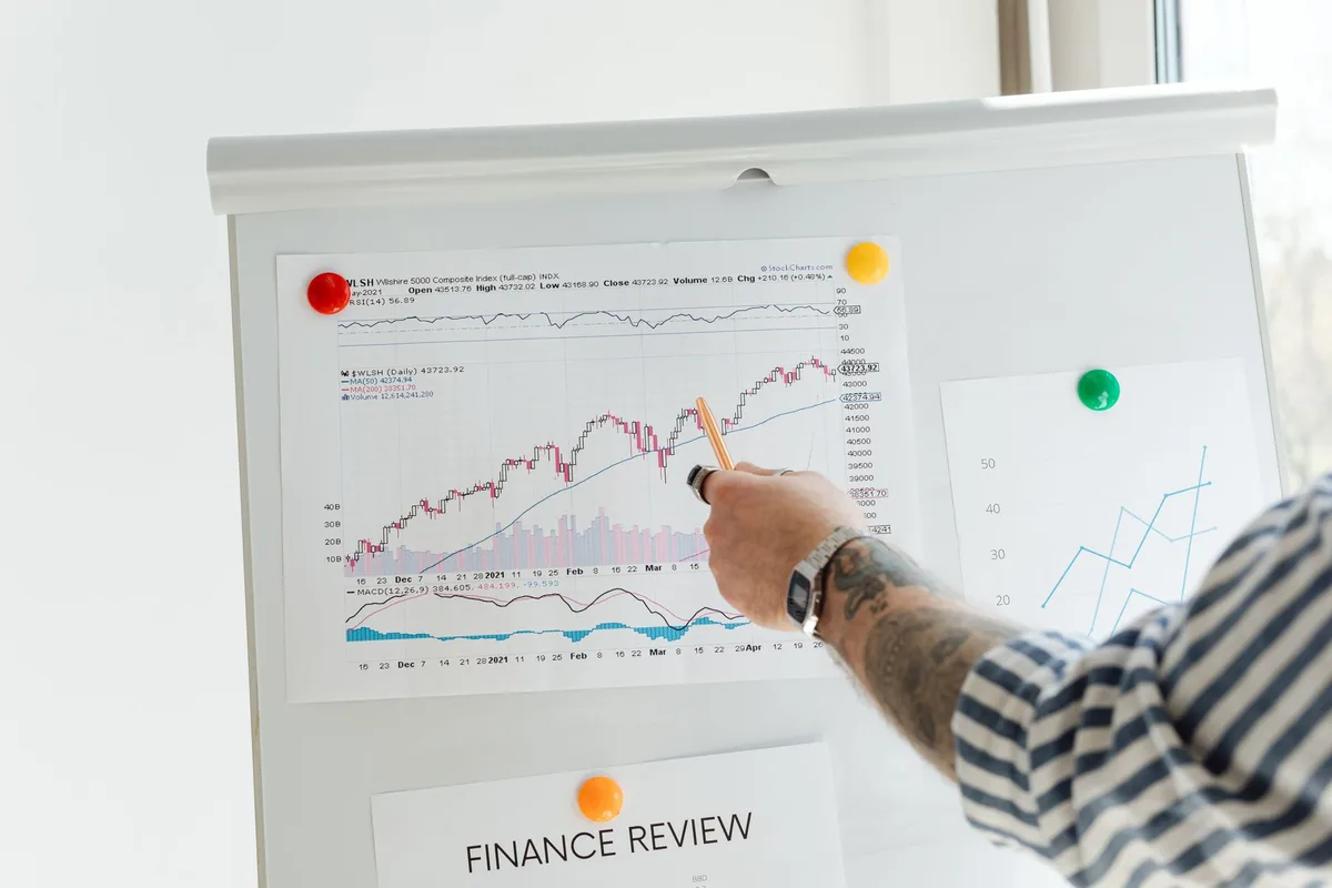 Conseiller financier et client discutant d'une stratégie d'allocation d'actifs