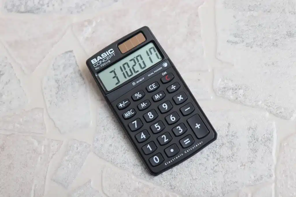 Documents fiscaux et calculatrice sur un bureau illustrant l'impact de la suspension d'indexation