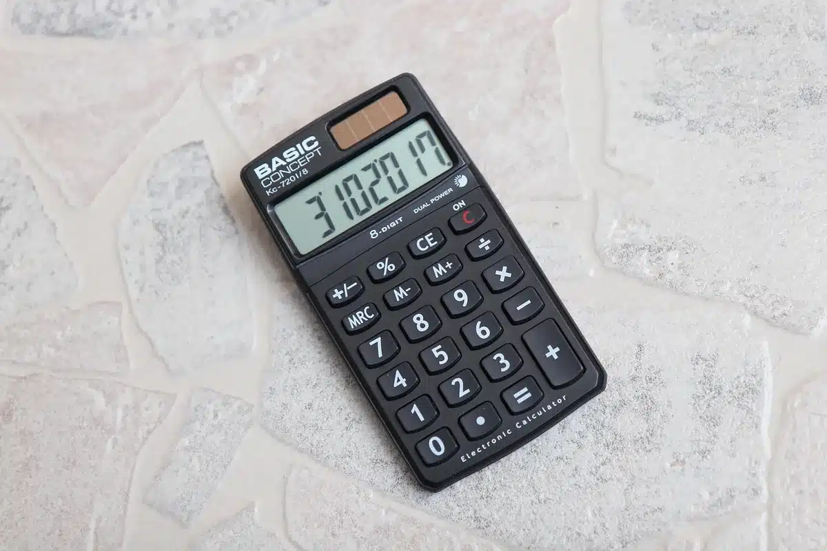 Documents fiscaux et calculatrice sur un bureau illustrant l'impact de la suspension d'indexation