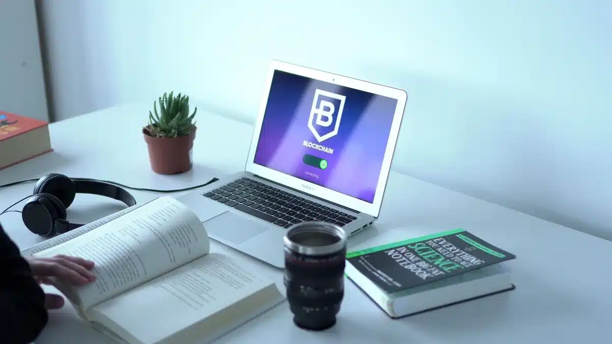 Personne travaillant sur un ordinateur pour apprendre les technologies blockchain