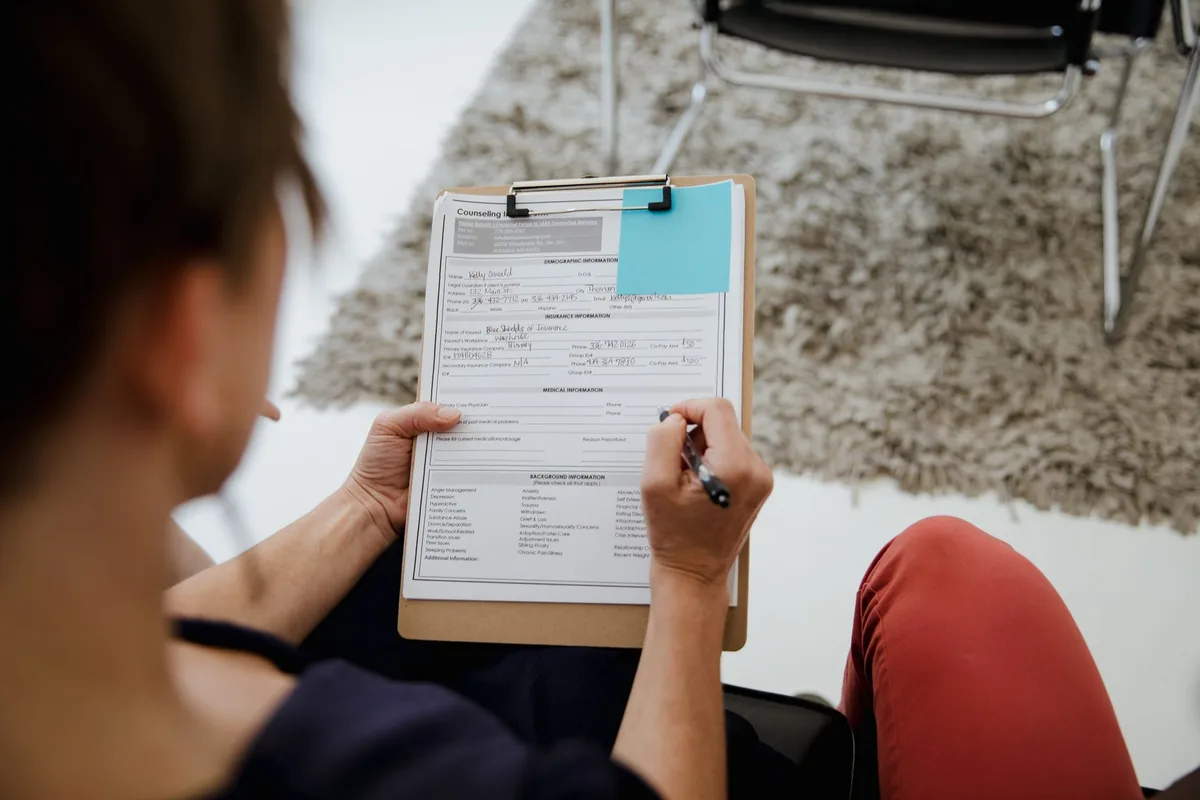 Documents administratifs et formulaires d'enregistrement pour une location saisonnière
