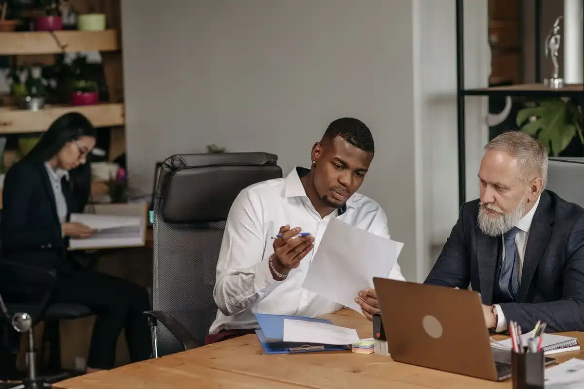 Conseiller en gestion de patrimoine en consultation avec un client dans un bureau professionnel