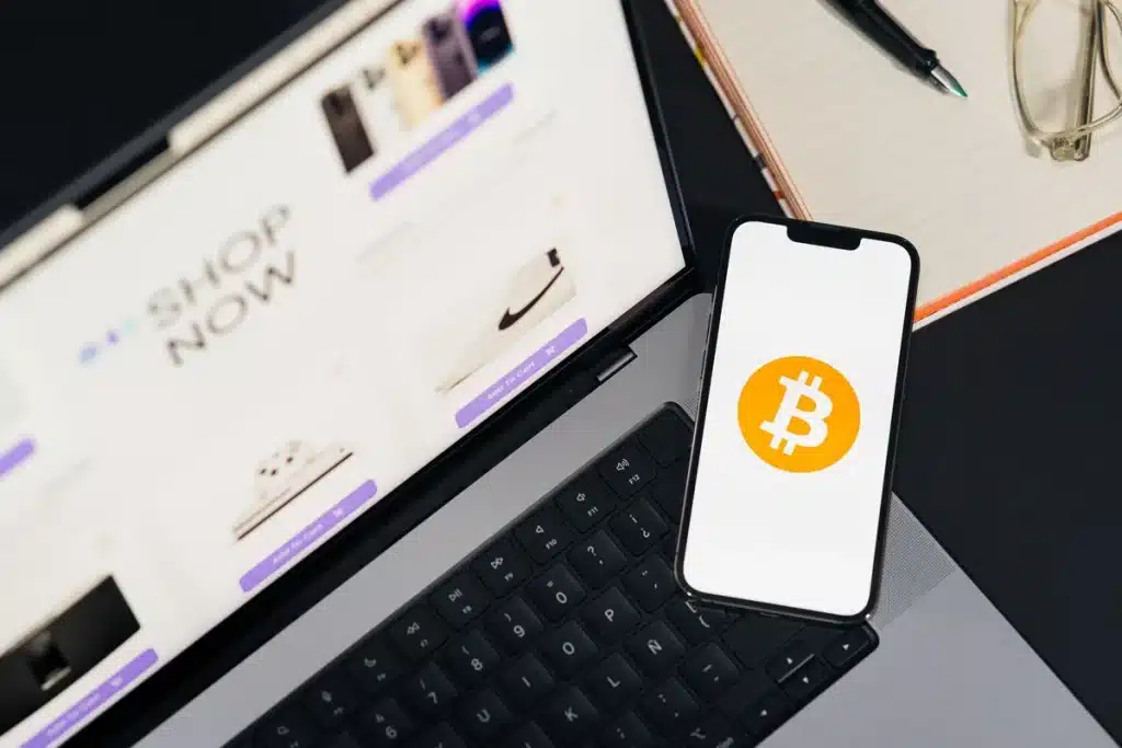 Main tenant un portefeuille numérique sur un écran de smartphone avec des icônes bancaires en arrière-plan