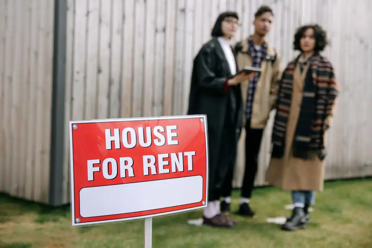Visite d'un logement vide en préparation pour la mise en location