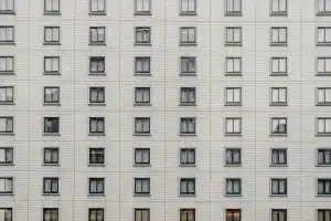 Façade d'immeuble résidentiel avec fenêtres vides symbolisant les logements vacants