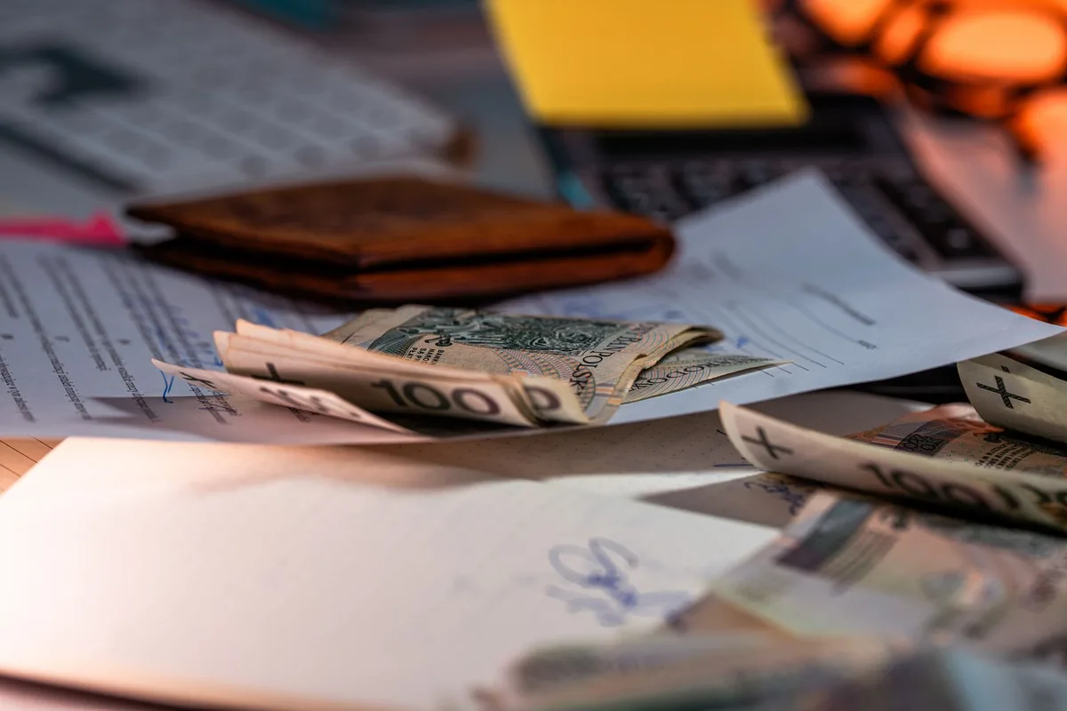 Documents de financement immobilier et calculs de capacité d'emprunt sur un bureau