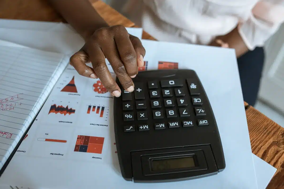 Contrat de location avec calculatrice et stylo sur un bureau