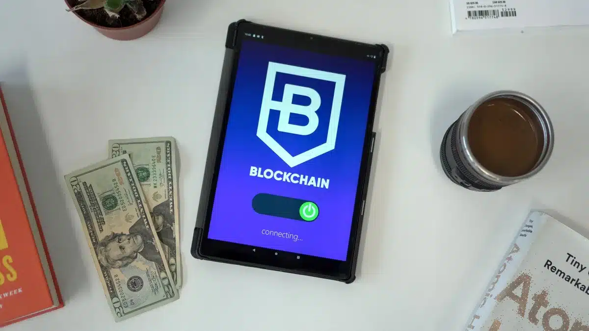 Représentation visuelle de transactions et de nœuds interconnectés symbolisant le traçage sur blockchain