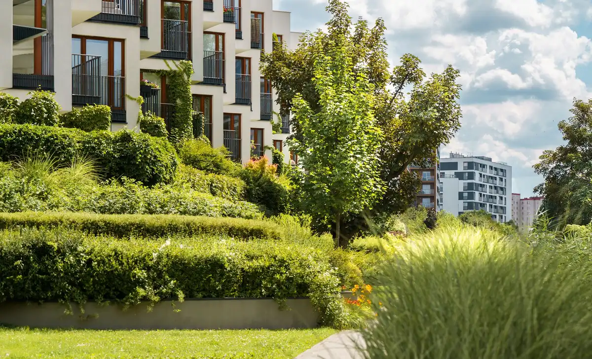 Bâtiment immobilier aux critères ESG : façade écologique et énergie durable