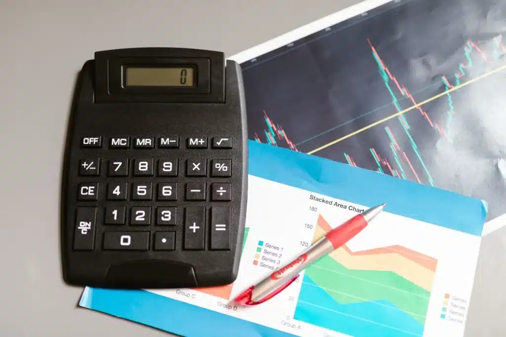 Investisseur analysant un reporting de fonds immobilier avec documents et graphiques de performance