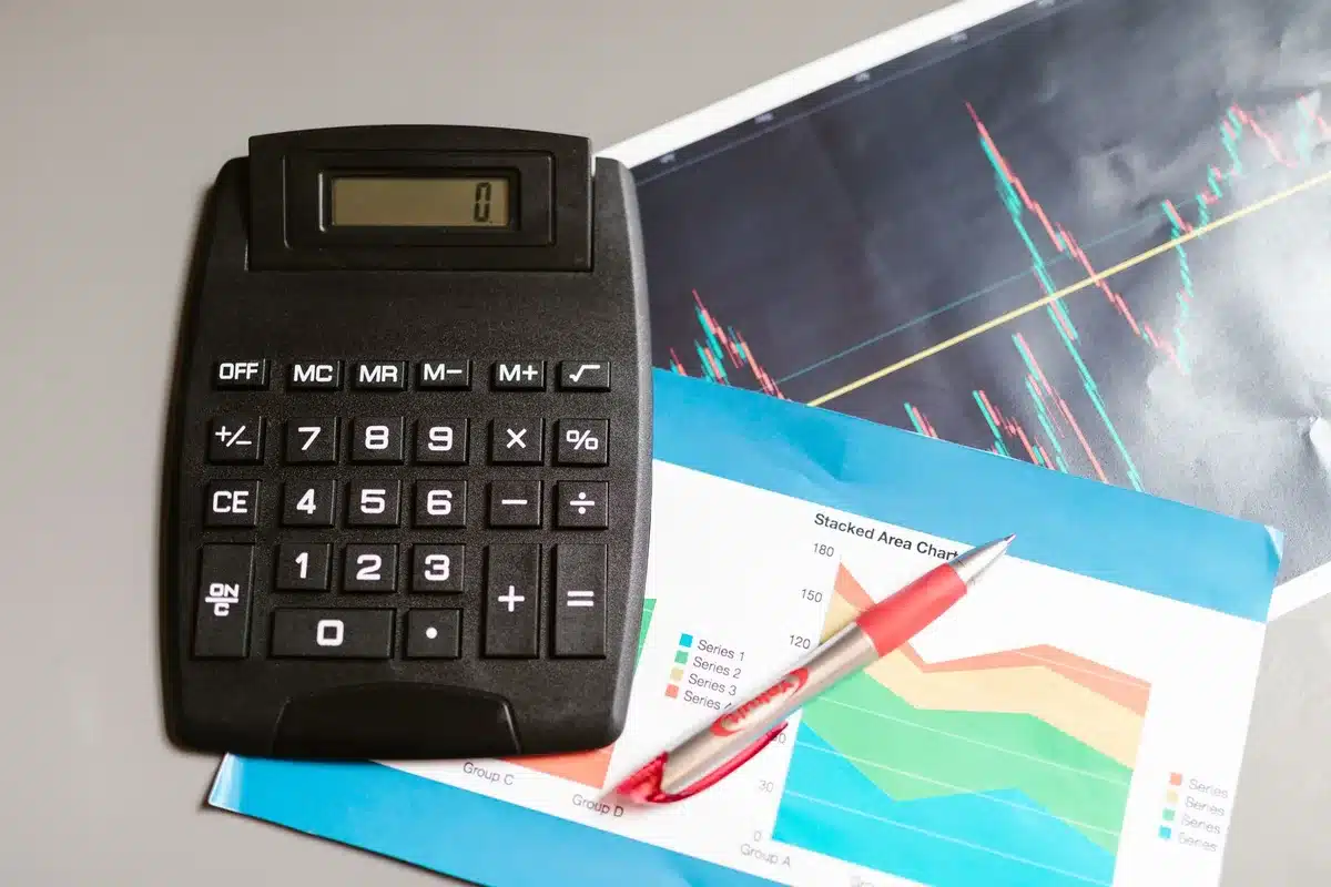 Investisseur analysant un reporting de fonds immobilier avec documents et graphiques de performance