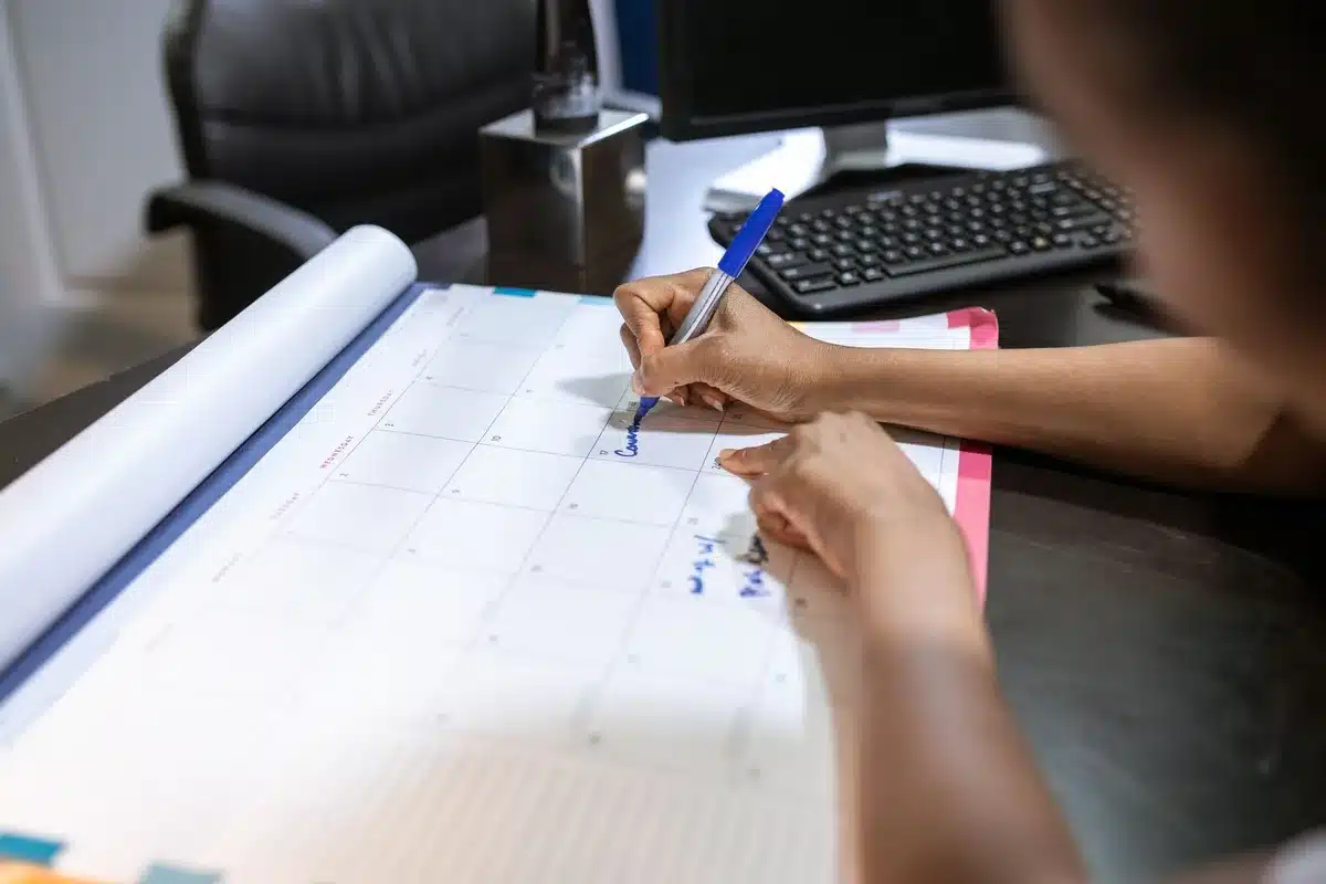 Bloc-notes avec dates et heures notées pour documenter les nuisances