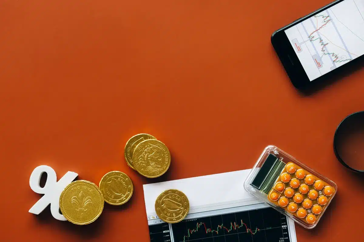Graphique ou documents d'analyse montrant des données financières et une planification d'investissement