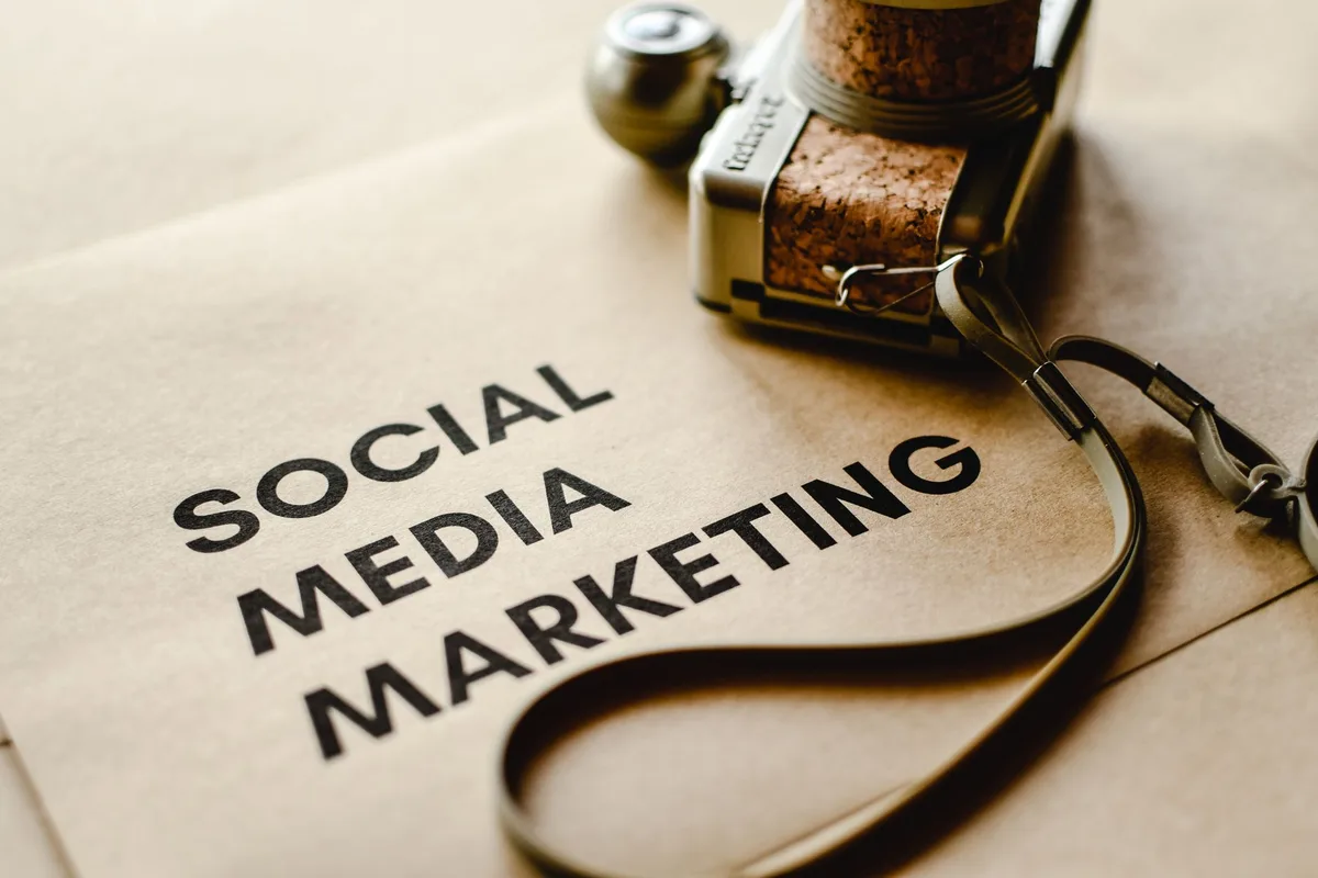 Partenariat commercial entre influenceur et marque avec mentions de sponsoring