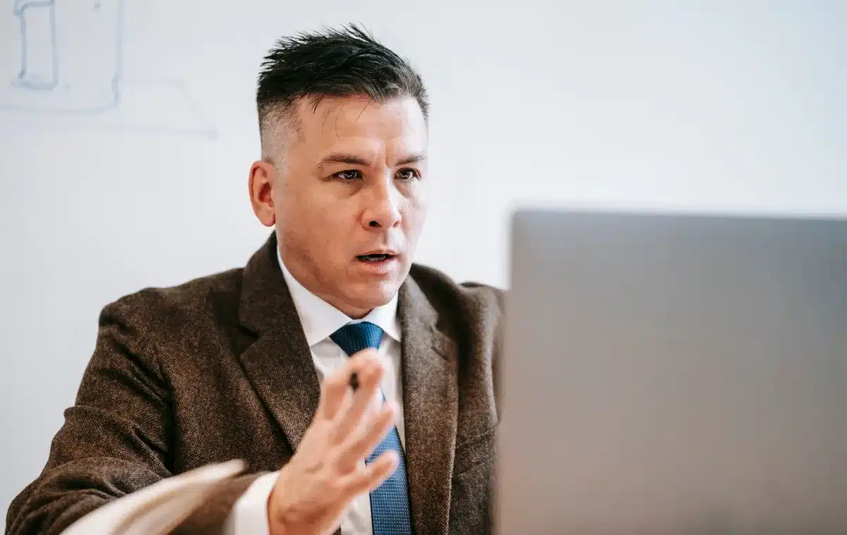 Freelanceur travaillant sur plusieurs contrats récurrents avec des clients