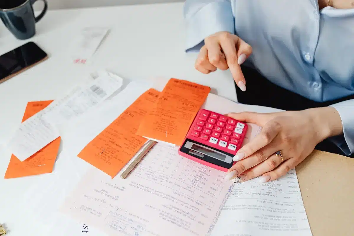 Calculatrice et feuille de calcul avec données de frais et coûts financiers