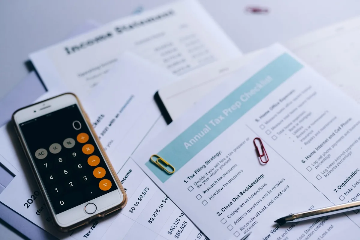 Documents fiscaux et calculatrice pour comprendre la fiscalité de l'épargne