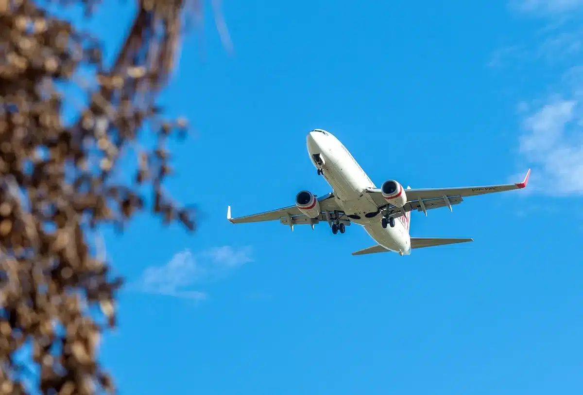 Passager auprès d'un comptoir d'information dans un aéroport en journée