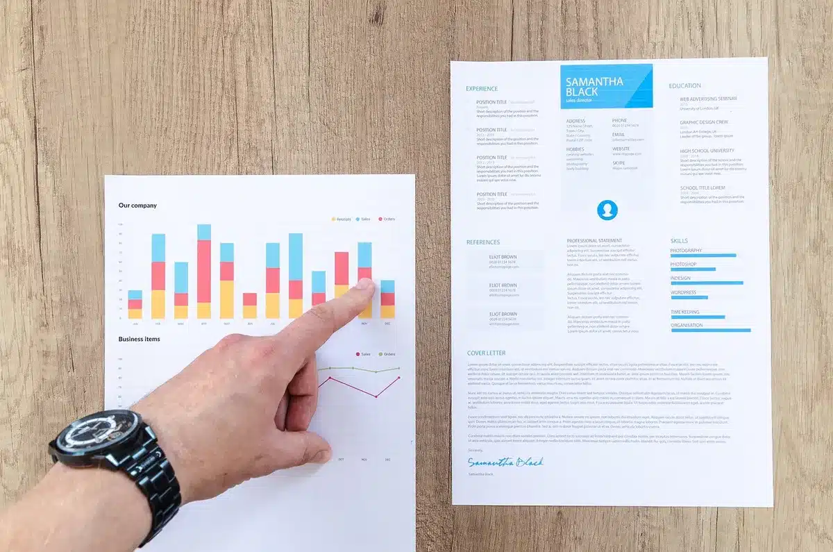 Document d'assurance‑vie, calculatrice et graphique sur un bureau éclairé par la lumière du jour