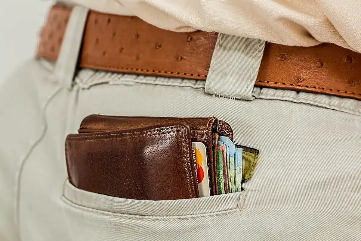 Portefeuille matériel posé sur un bureau près d'un ordinateur