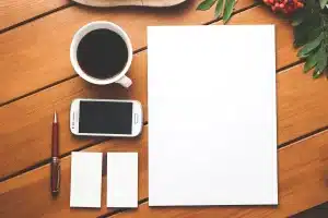 Bureau en journée avec contrats et mains triant des documents