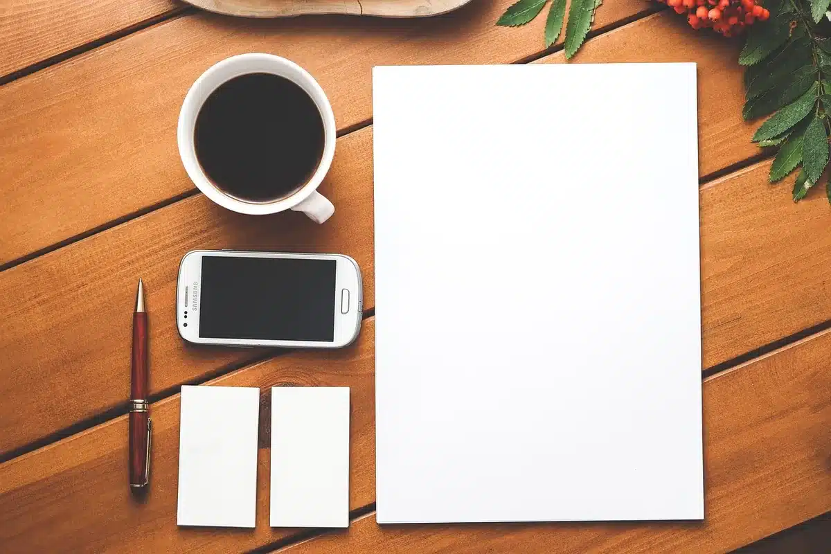 Bureau en journée avec contrats et mains triant des documents