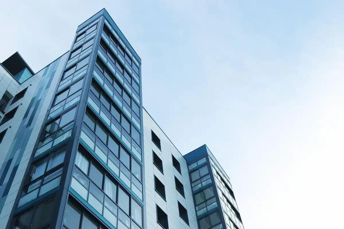 Main tenant consultant le règlement de copropriété et des arrêtés municipaux