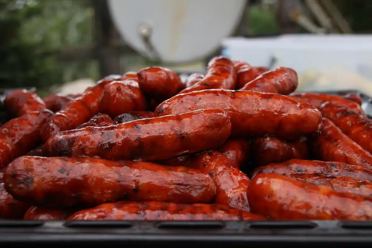 Barbecue mobile dans un jardin familial placé loin d'une maison et de végétation