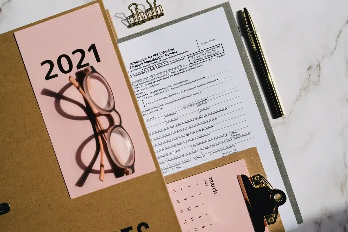 Calendrier avec dates de déclaration et documents fiscaux sur une table
