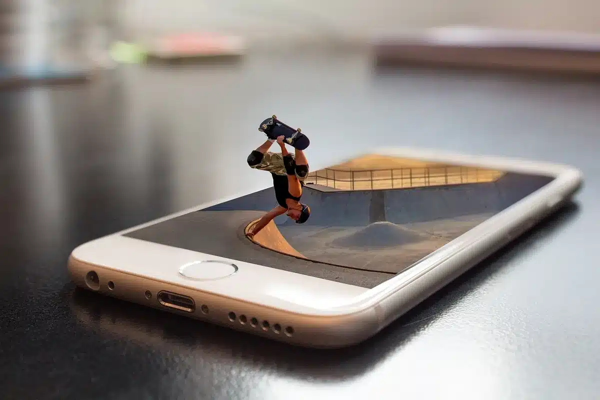 Personne utilisant une application fiscale sur smartphone près d'une fenêtre en journée