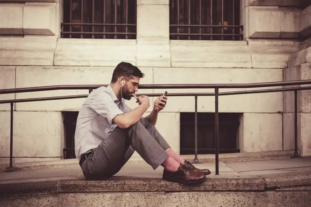 Formulaire de déclaration et smartphone posés sur un bureau en plein jour