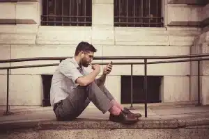 Formulaire de déclaration et smartphone posés sur un bureau en plein jour