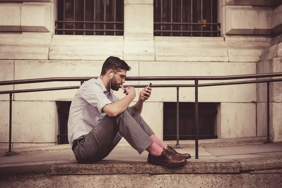Formulaire de déclaration et smartphone posés sur un bureau en plein jour