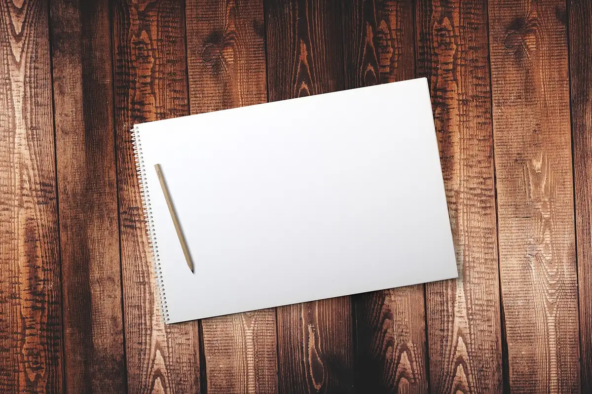 Carnet ouvert avec valeurs professionnelles notées sur un bureau lumineux
