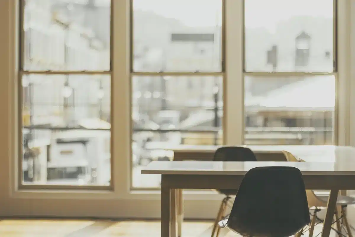 Dirigeant expliquant la vision à une petite équipe dans un bureau lumineux