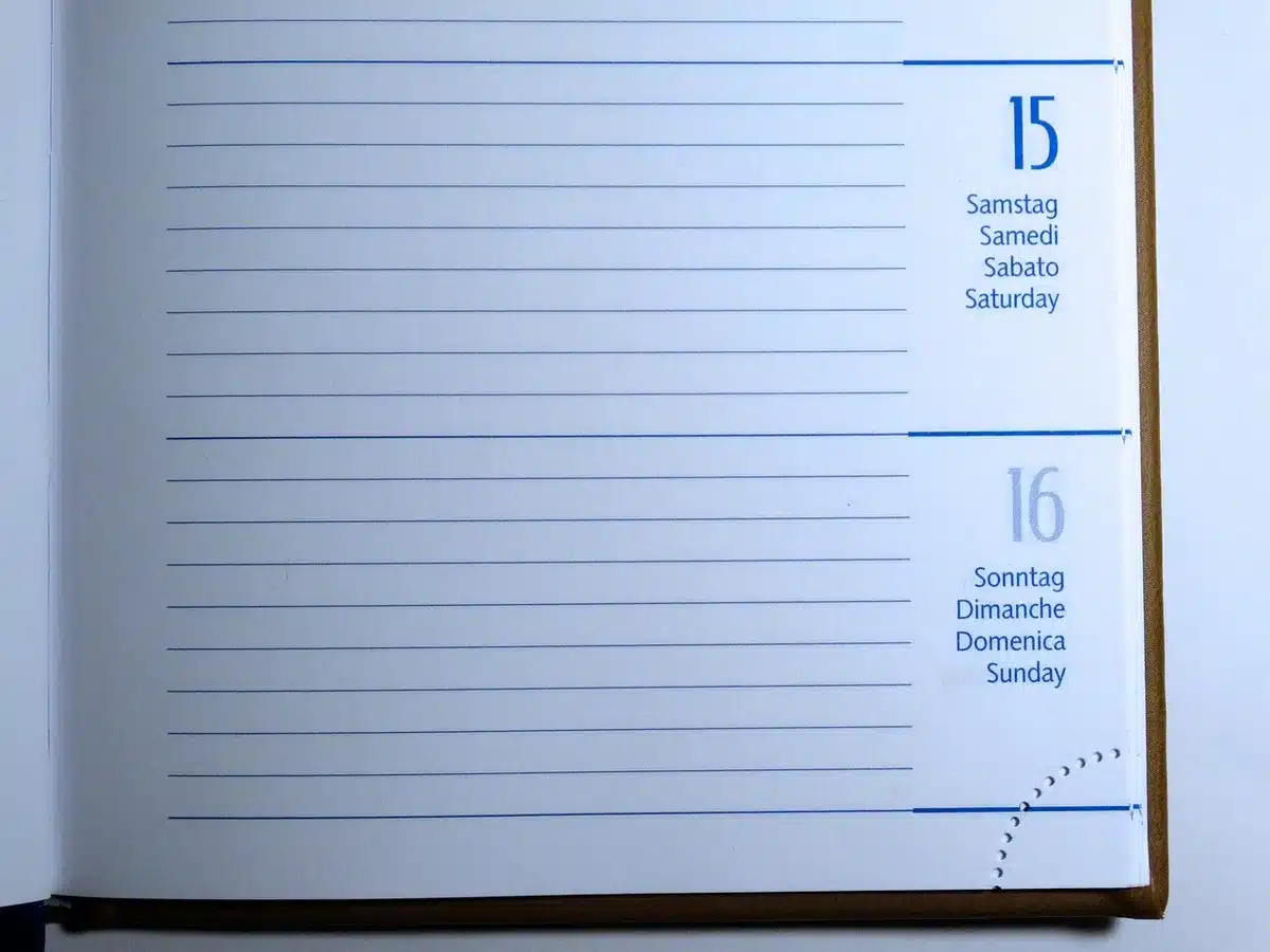 Calendrier et plages horaires bloquées pour réflexion stratégique sur un bureau