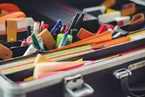 Manager montrant un tableau blanc avec notes et graphiques dans un bureau lumineux