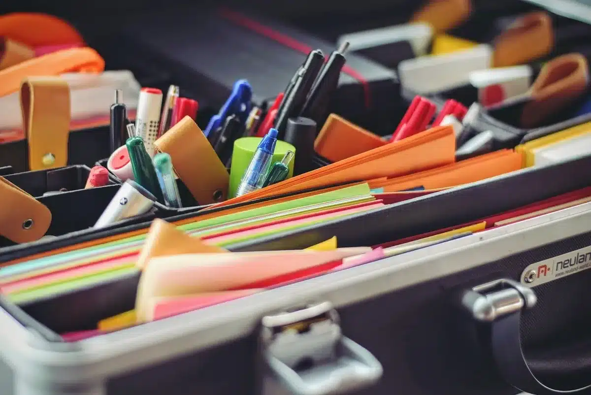 Manager montrant un tableau blanc avec notes et graphiques dans un bureau lumineux