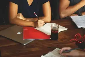 Entrepreneur travaillant sur la planification stratégique avec documents et métriques sur le bureau