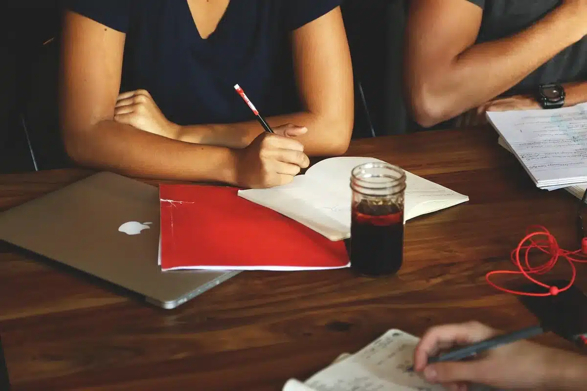 Entrepreneur travaillant sur la planification stratégique avec documents et métriques sur le bureau
