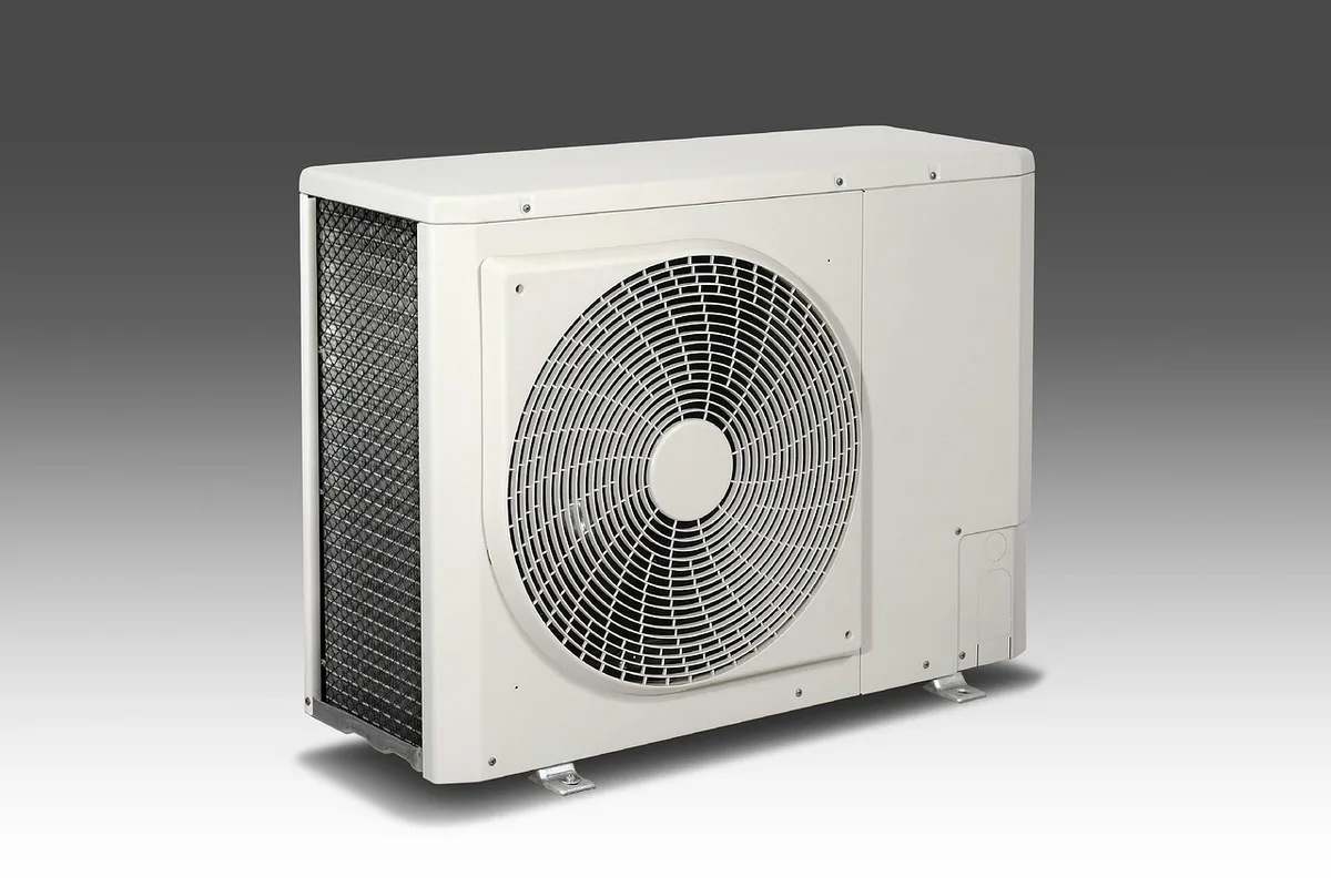 Unité split de climatisation extérieure installée sur balcon d'immeuble